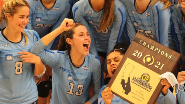 Mater-Dei-vs.-Marymount-girls-volleyball_7683